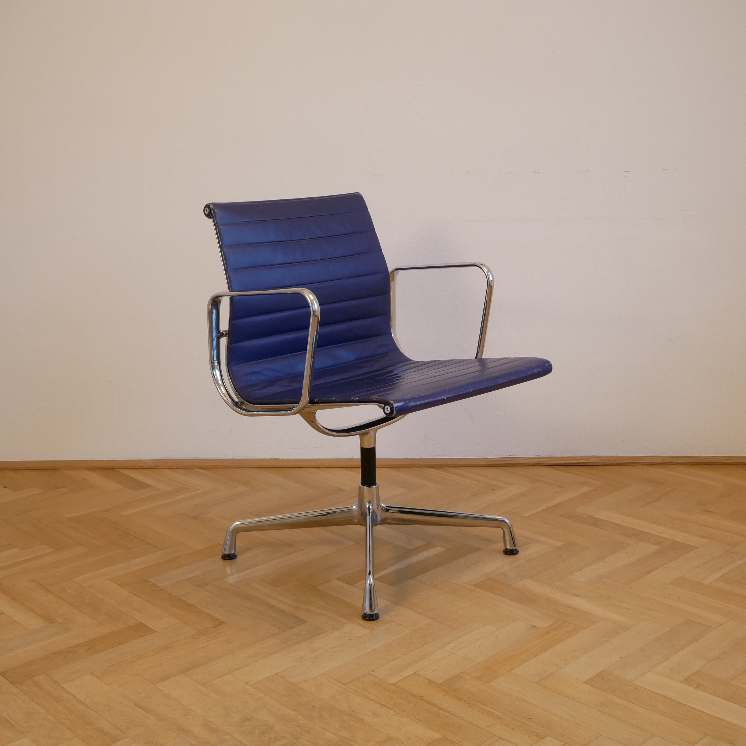 Vitra EA107 - Blaues Leder - weitere Ansicht