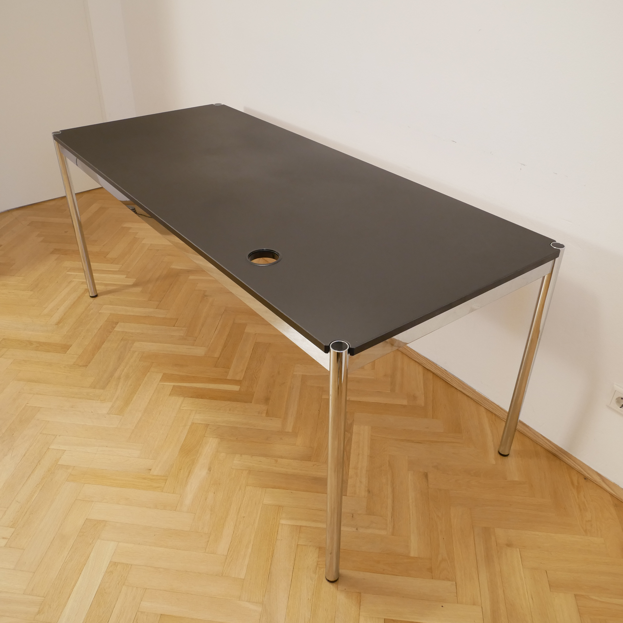8x USM Haller Tisch - Holzplatte Schwarz - weitere Ansicht